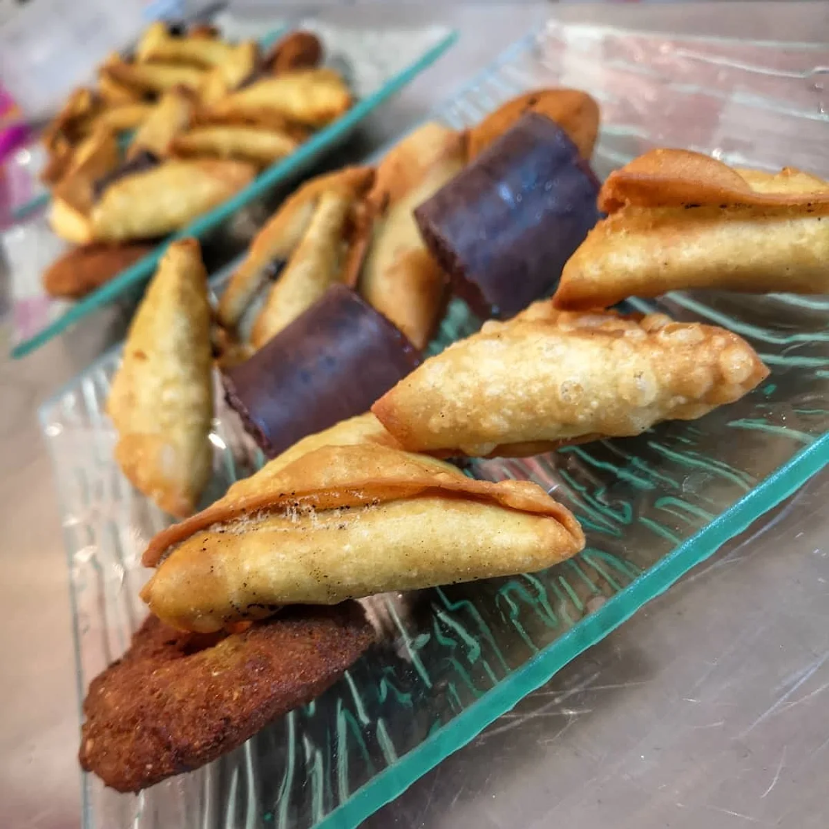 L'assiette d'apéritif créole de la table d'hôtes : samoussas, bonbons piment et boudin