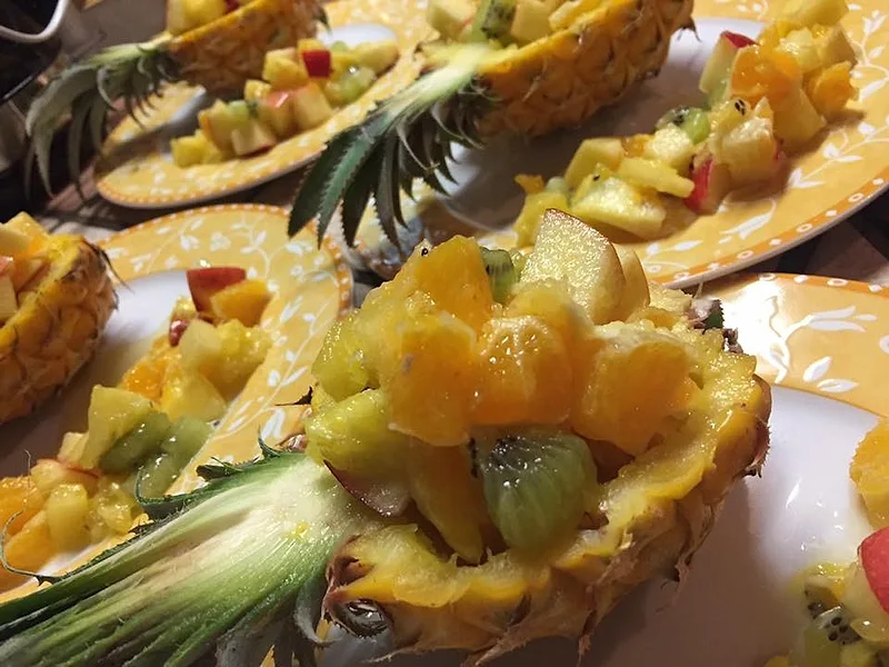 Un dessert de fruits frais servi dans un ananas