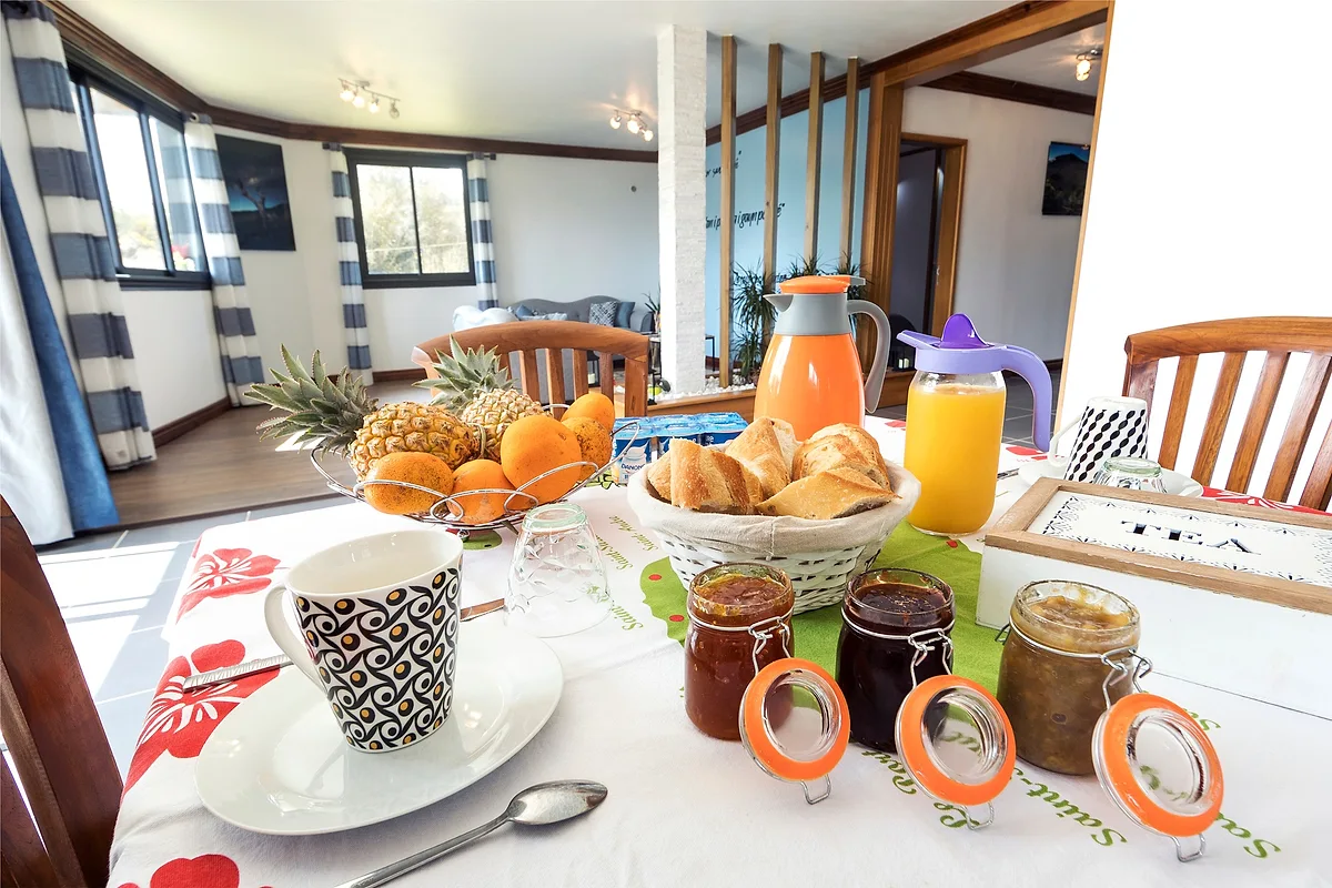 Le petit déjeuner de Côté Volcan : fruits, jus, viennoiseries et confitures maison dans leurs bocaux