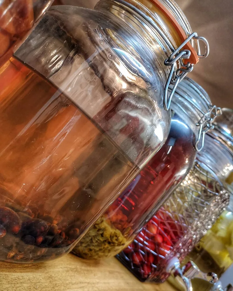 Les rhums arrangés de la maison dans leurs bocaux, servis à l'apéritif