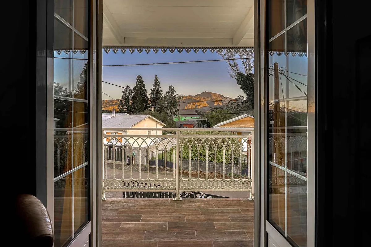 La vue depuis le balcon de la chambre supérieure, vers les montagnes de la Plaine des Cafres